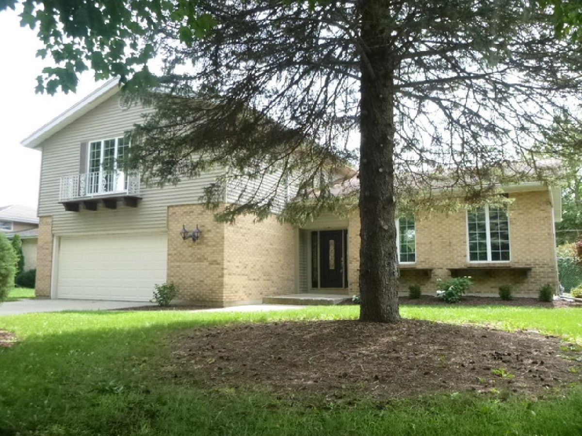 Homes & Condos & Townhomes Sold Brookside Manor Oswego Illinois, 121 Hickory