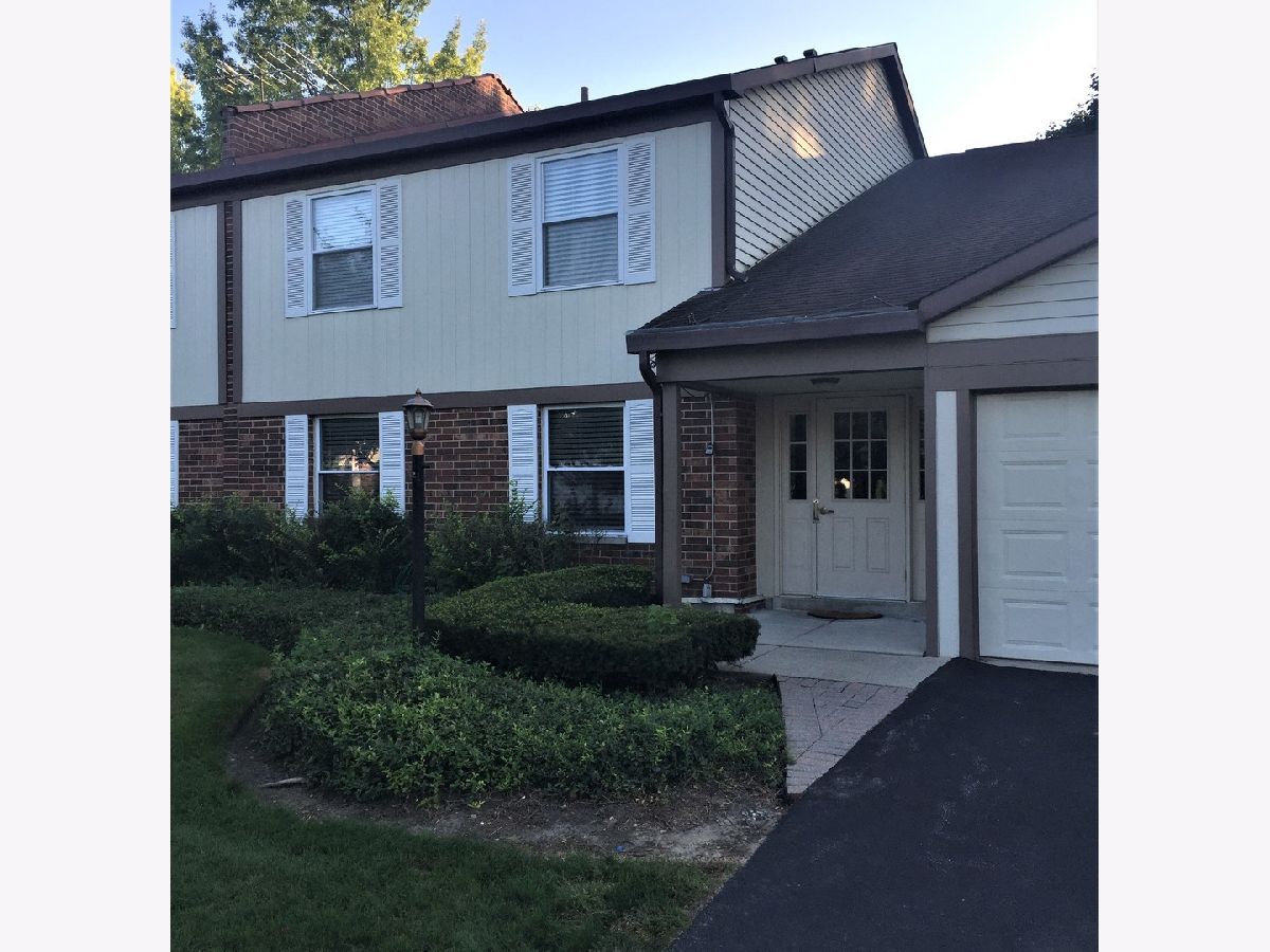 Condominiums Rented Deer Run Palatine Illinois, 724 Deer Run