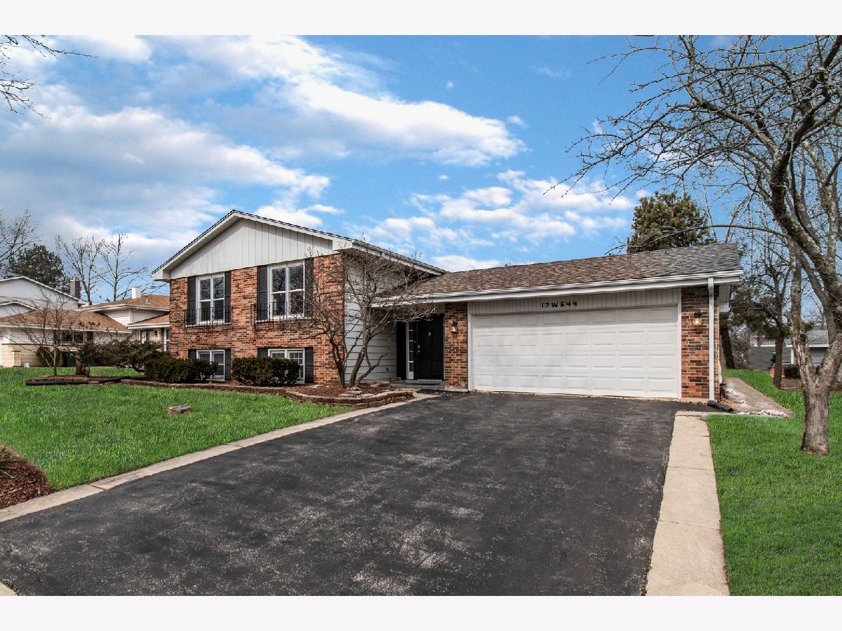 Homes & Condominiums Rented Hinswood Darien Illinois, 17W544 Concord