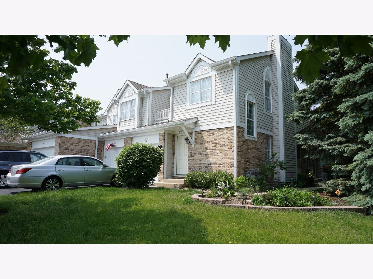 Townhomes Rented Hidden Cove Palatine Illinois, 1002 Cove