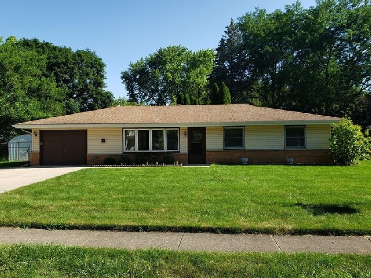 Homes Rented Rolling Hills Manor St Charles Illinois, 1748 Pleasant
