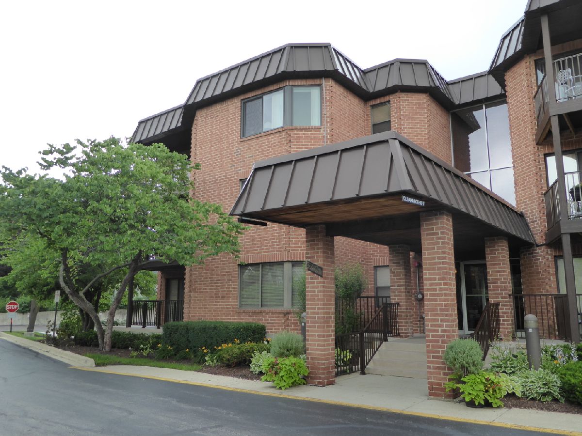 Condominiums Sold The Lawns Willowbrook Illinois, 6401 Clarendon Hills