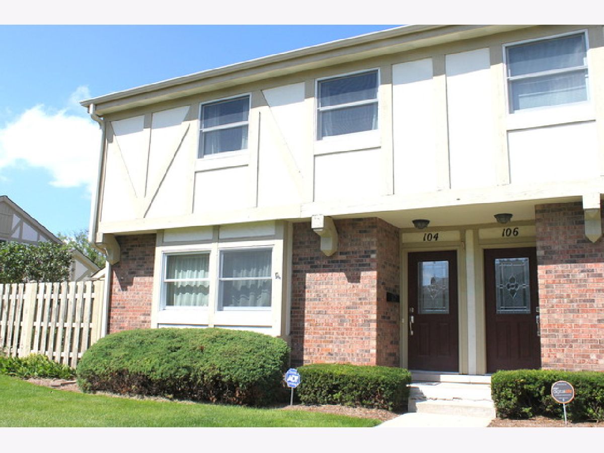 Townhomes & Condos Rented Lochshire Of Barrington Barrington Illinois, 104 Queens Cove