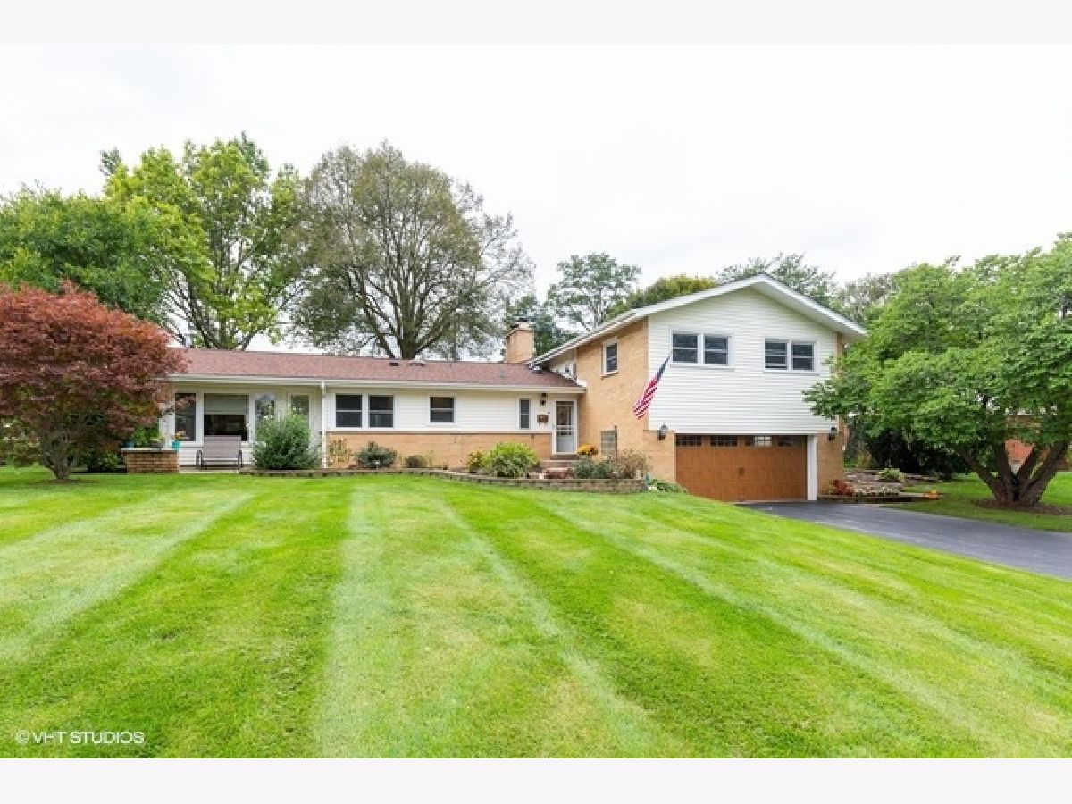 Homes Rented Barrington Meadows Barrington Illinois, 302 Sharon