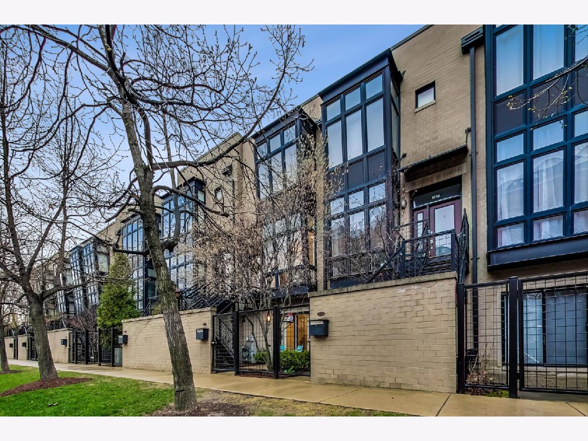 Condominiums & Homes Sold Lakeview Commons Chicago Illinois, 1717 Diversey