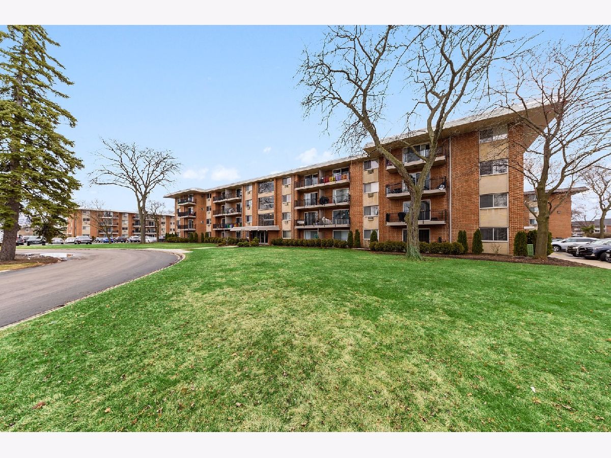 Condominiums Rented Shalamar Arlington Heights Illinois, 2210 Goebbert