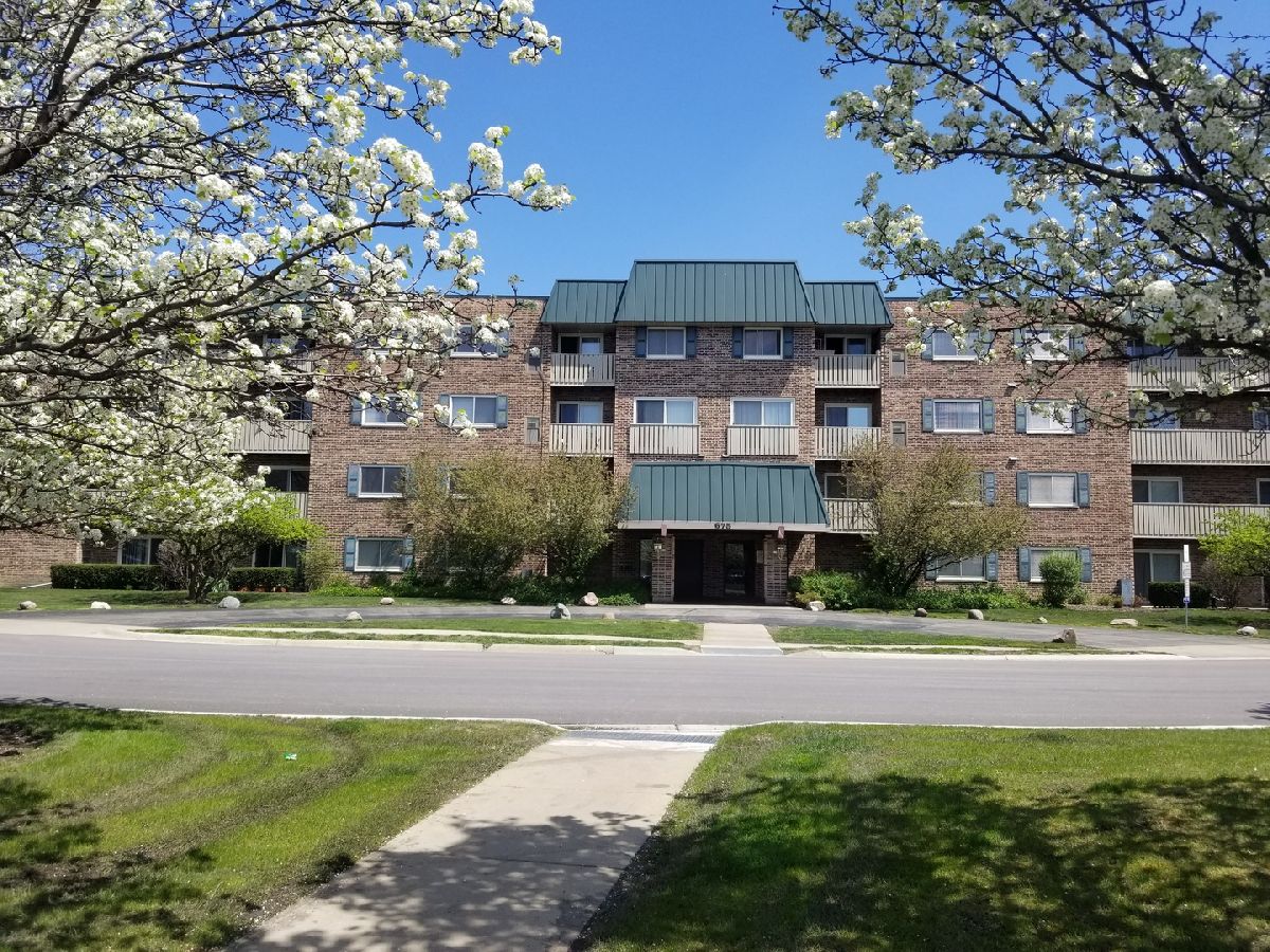 Condominiums Sold Twelve Oaks Elk Grove Village Illinois, 675 Grove