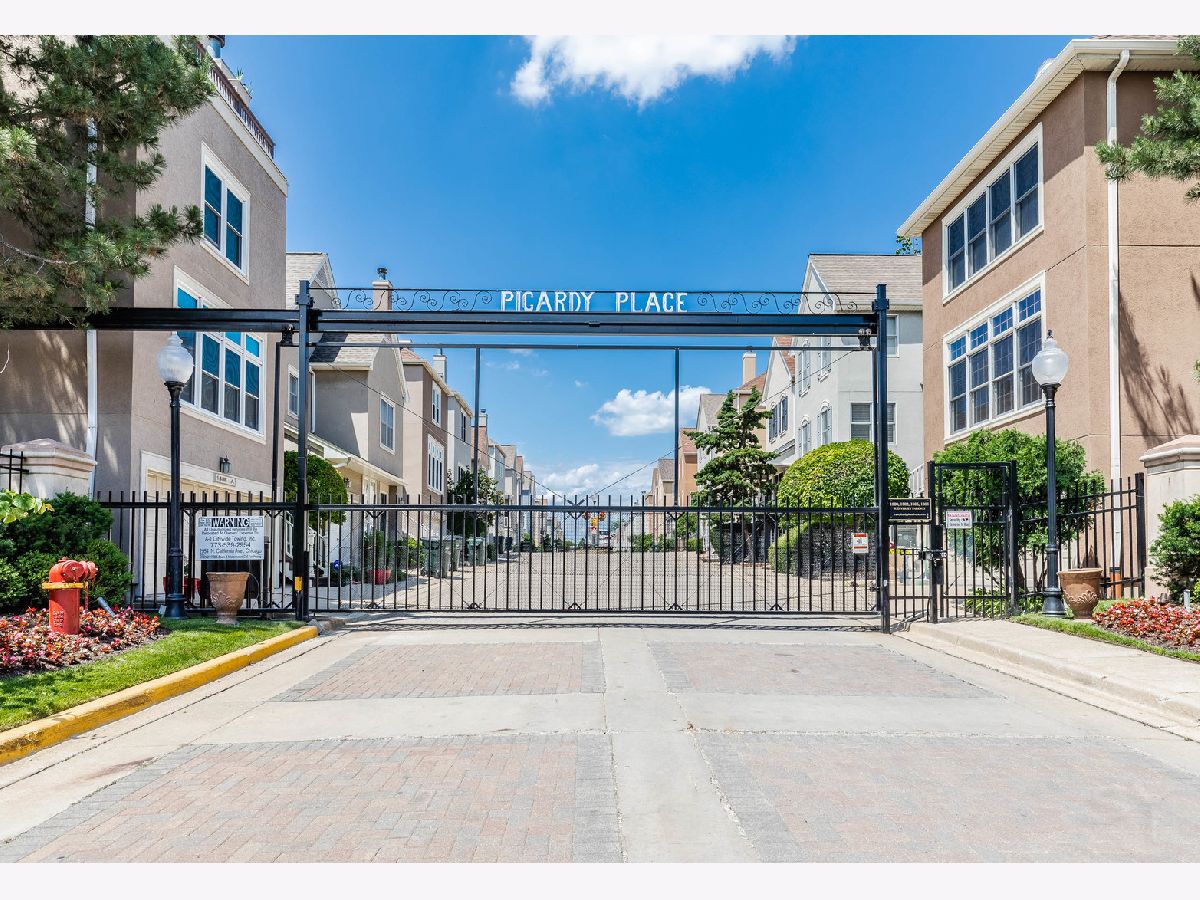 Homes & Townhomes & Condos Rented Picardy Place Chicago Illinois, 1800 Diversey