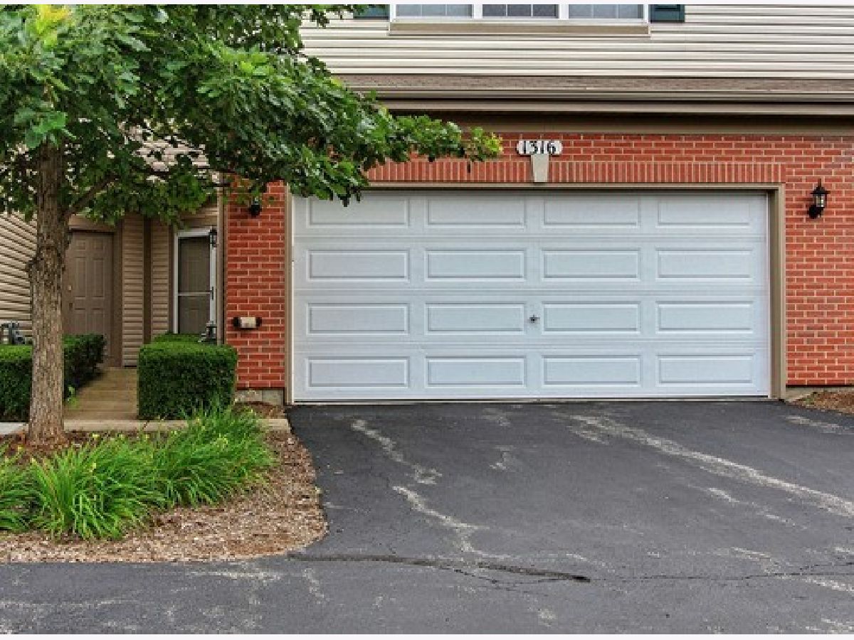 Townhomes Rented Fairfield Lakes Round Lake Illinois, 1316 Black Wolf