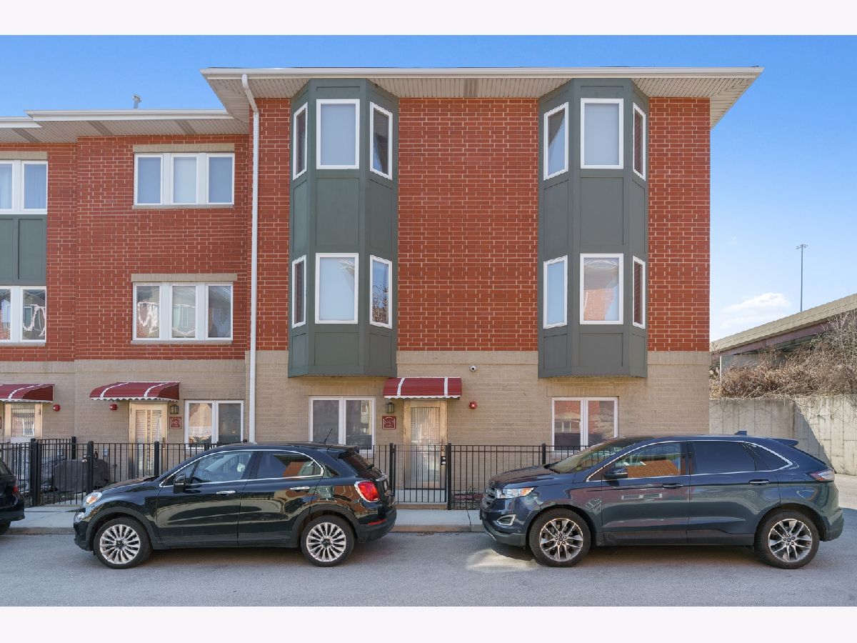 Townhomes & Condos & Homes Sold Mckinley Gardens Chicago Illinois, 2440 Bross