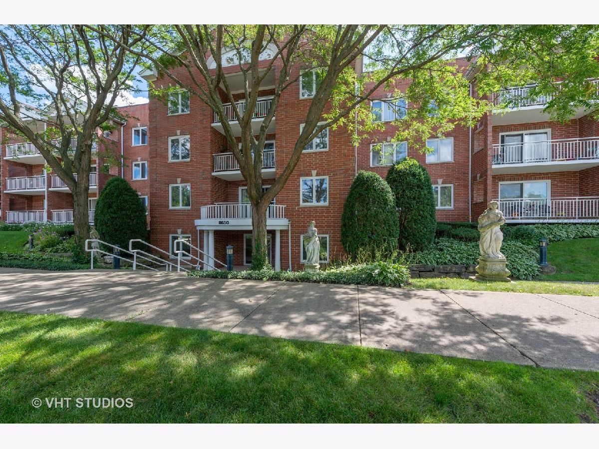 Condominiums Sold Oxford Run Niles Illinois, 8650 Shermer