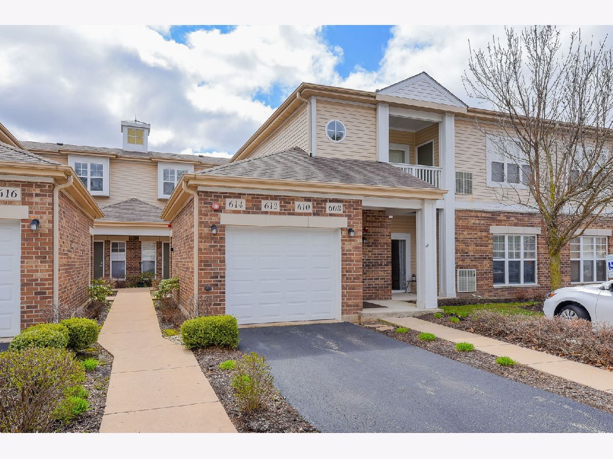 Pine Ridge Club Oswego IL, Condos & Townhomes For Sale & For Rent