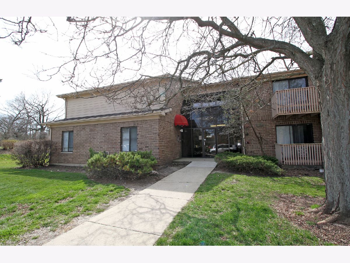 Condominiums Rented Royal Oak Grayslake Illinois, 33670 Royal Oak