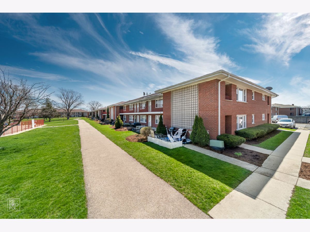 Condominiums Sold Holiday Lane Des Plaines Illinois, 1113 Holiday