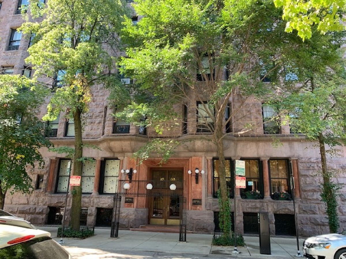 Condominiums Sold The Brewster Chicago Illinois, 2800 Pine Grove