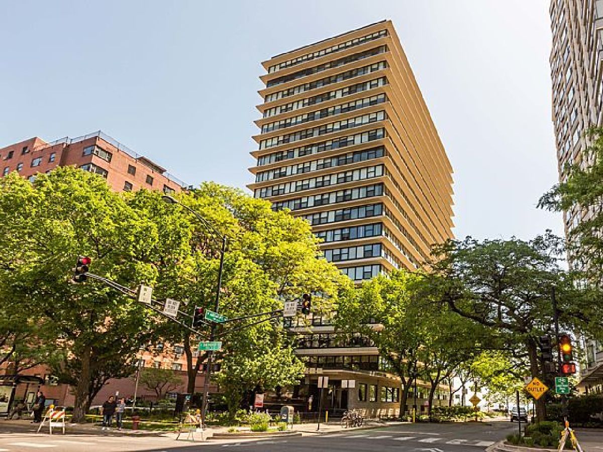 Condominiums Rented Beach Point Tower Chicago Illinois, 5801 Sheridan