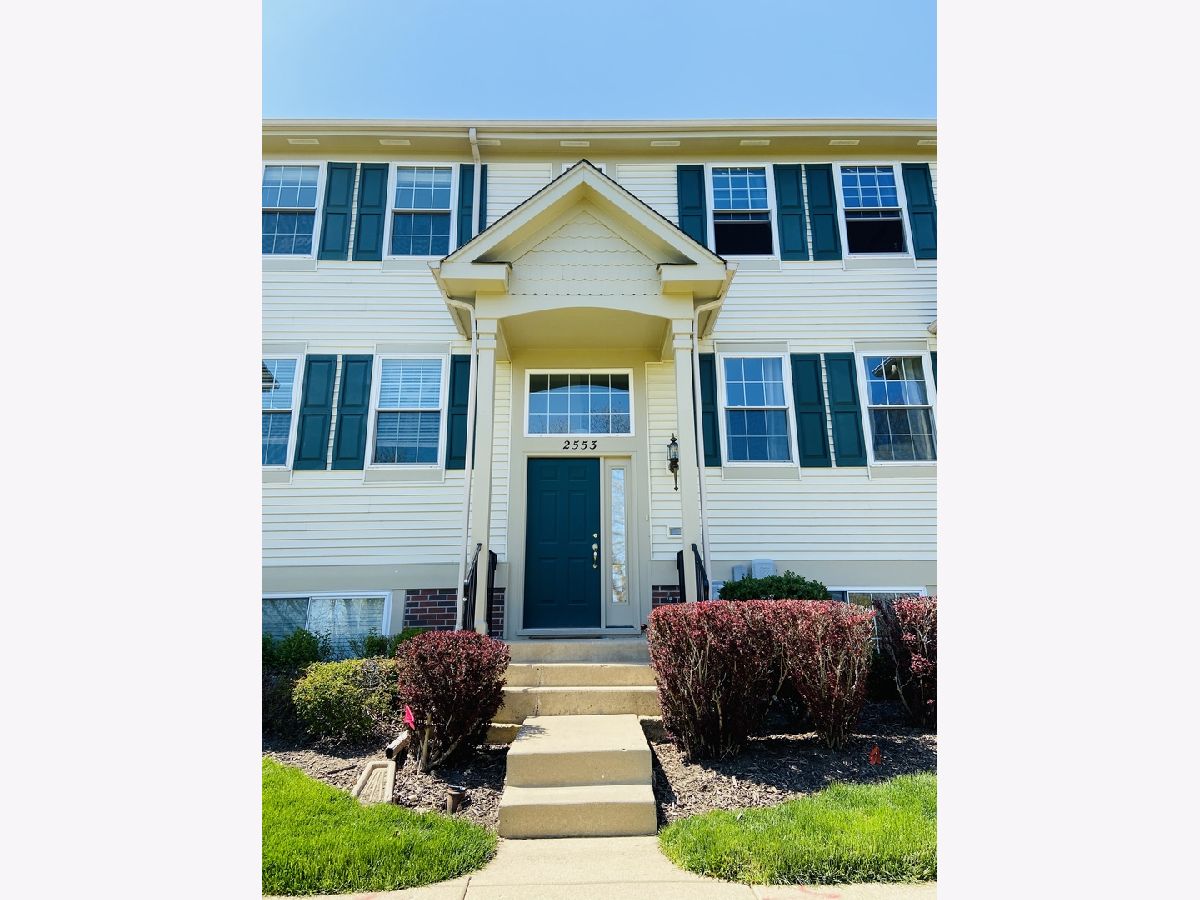 Townhomes & Condos Rented Cambridge At Midlane Wadsworth Illinois, 2553 Augusta