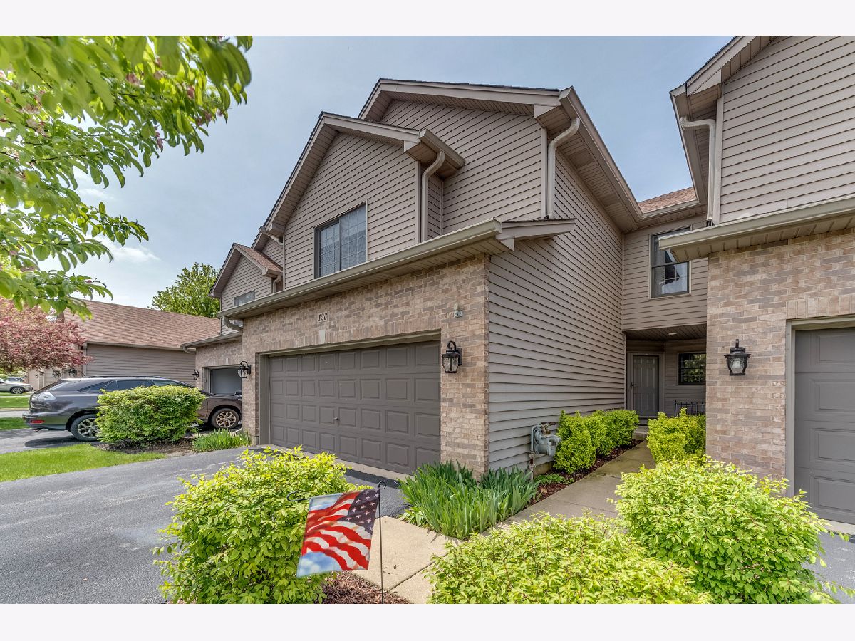 Townhomes & Homes Sold Woodland Meadows East Elgin Illinois, 126 Fawn