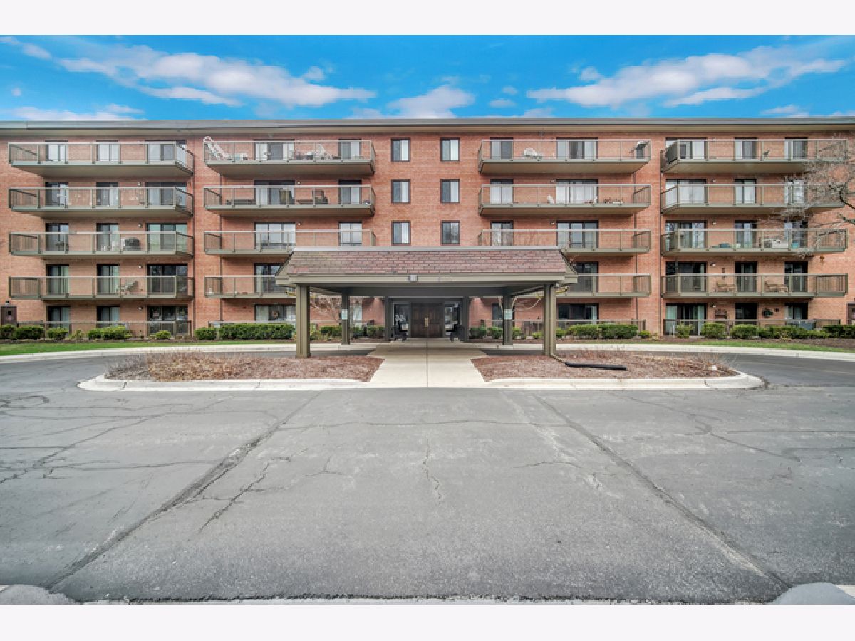 Condominiums Sold The Lawns Willowbrook Illinois, 6443 Clarendon Hills