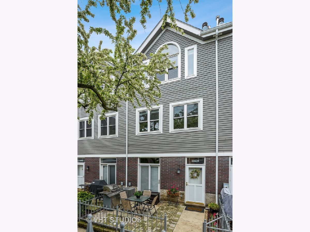 Townhomes Sold Hawthorne Court Chicago Illinois, 3352 Clifton