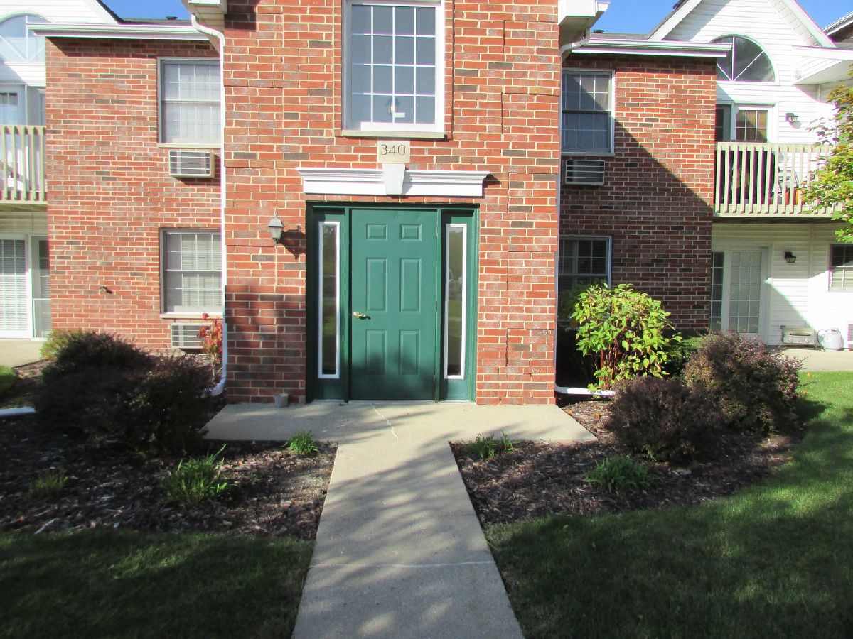 Condominiums Rented Country Club Manor Woodstock Illinois, 340 Leah