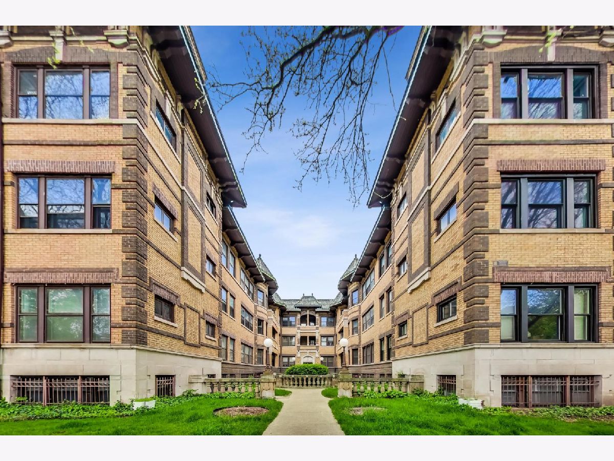 Condominiums Sold Courtyard On The Boulevard Chicago Illinois, 935 Hyde Park