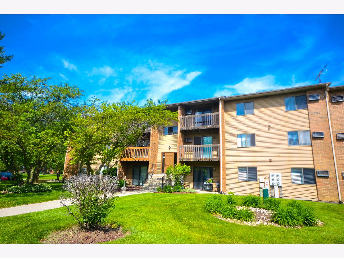 Condominiums Rented Virginia Road Condominiums Crystal Lake Illinois, 639 Virginia