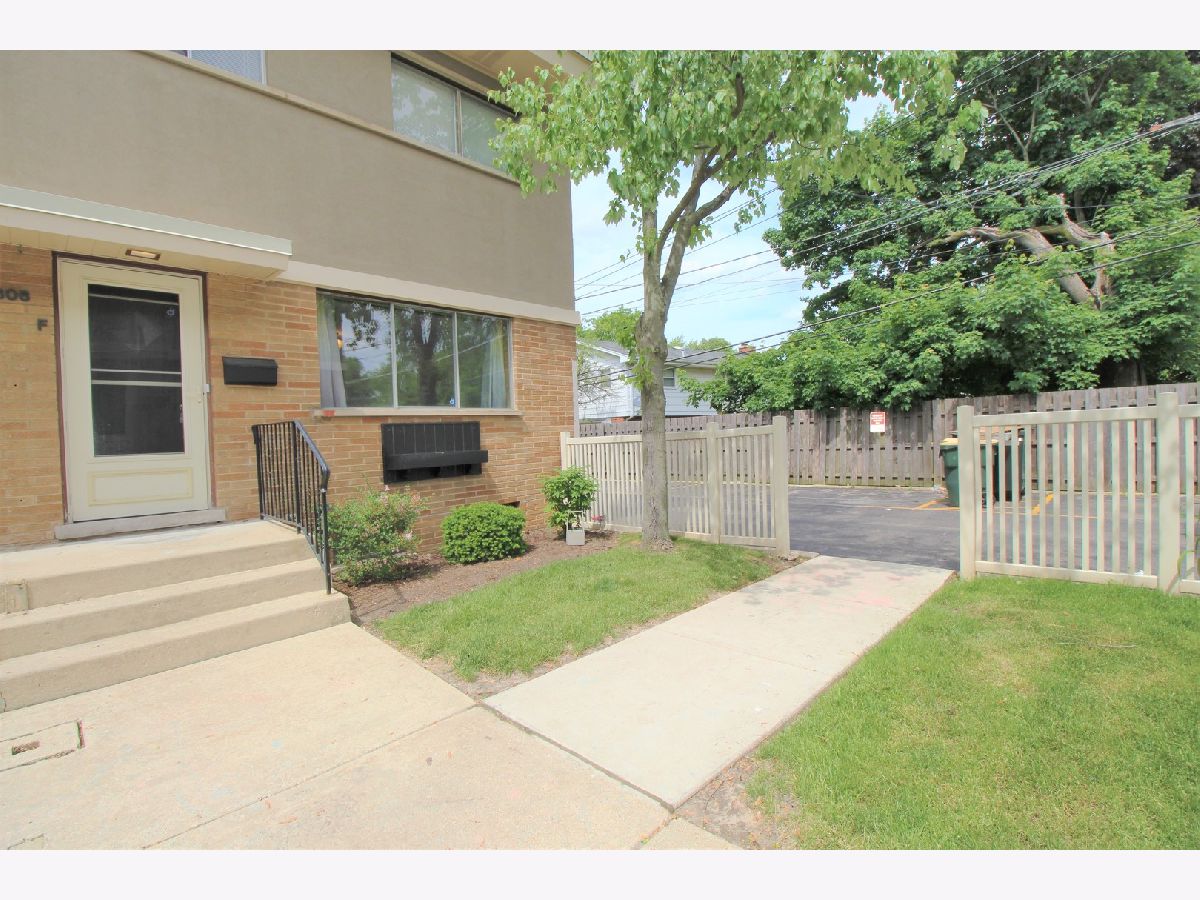 Townhomes Sold Austin Courts Libertyville Illinois, 606 Milwaukee