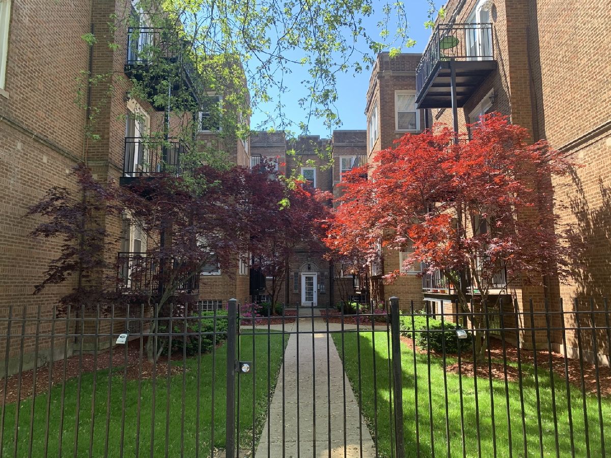 Condominiums Rented Victoria Court Condos Chicago Illinois, 1447 Victoria