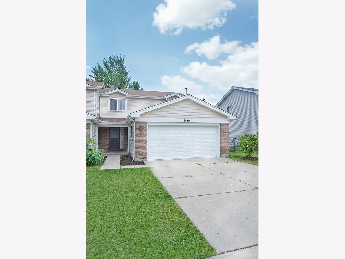 Townhomes Rented Malibu Wheeling Illinois, 1499 Chippewa