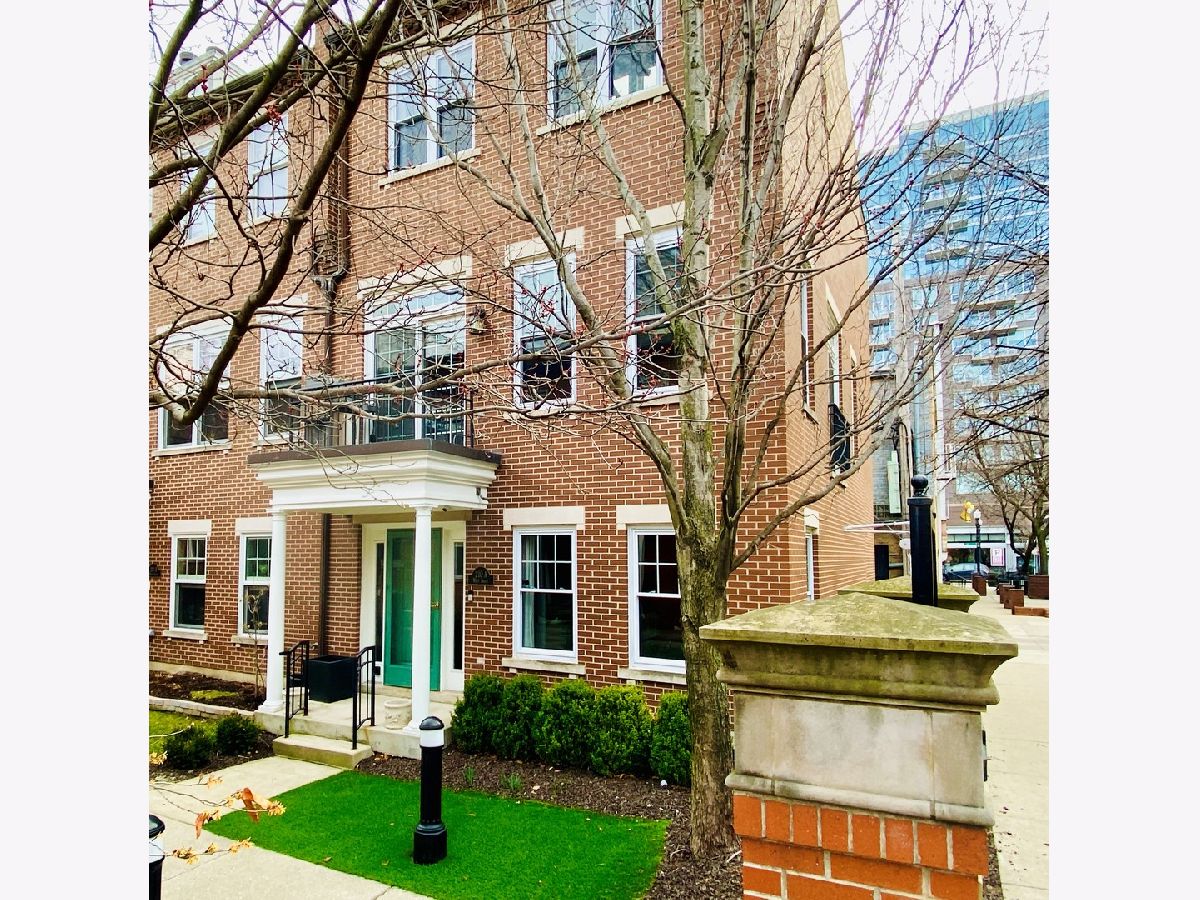Townhomes & Condos & Homes Sold Old Town Square Chicago Illinois, 210 Scott