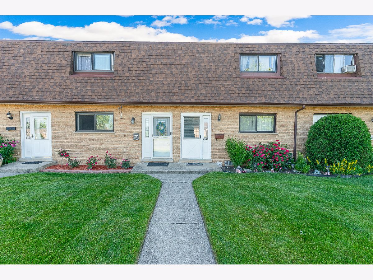 Townhomes & Condos Rented Cedar Row West Justice Illinois, 7552 Cork