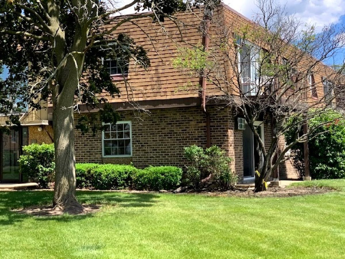 Condominiums Sold Suffield Gardens Westmont Illinois, 7S066 Suffield