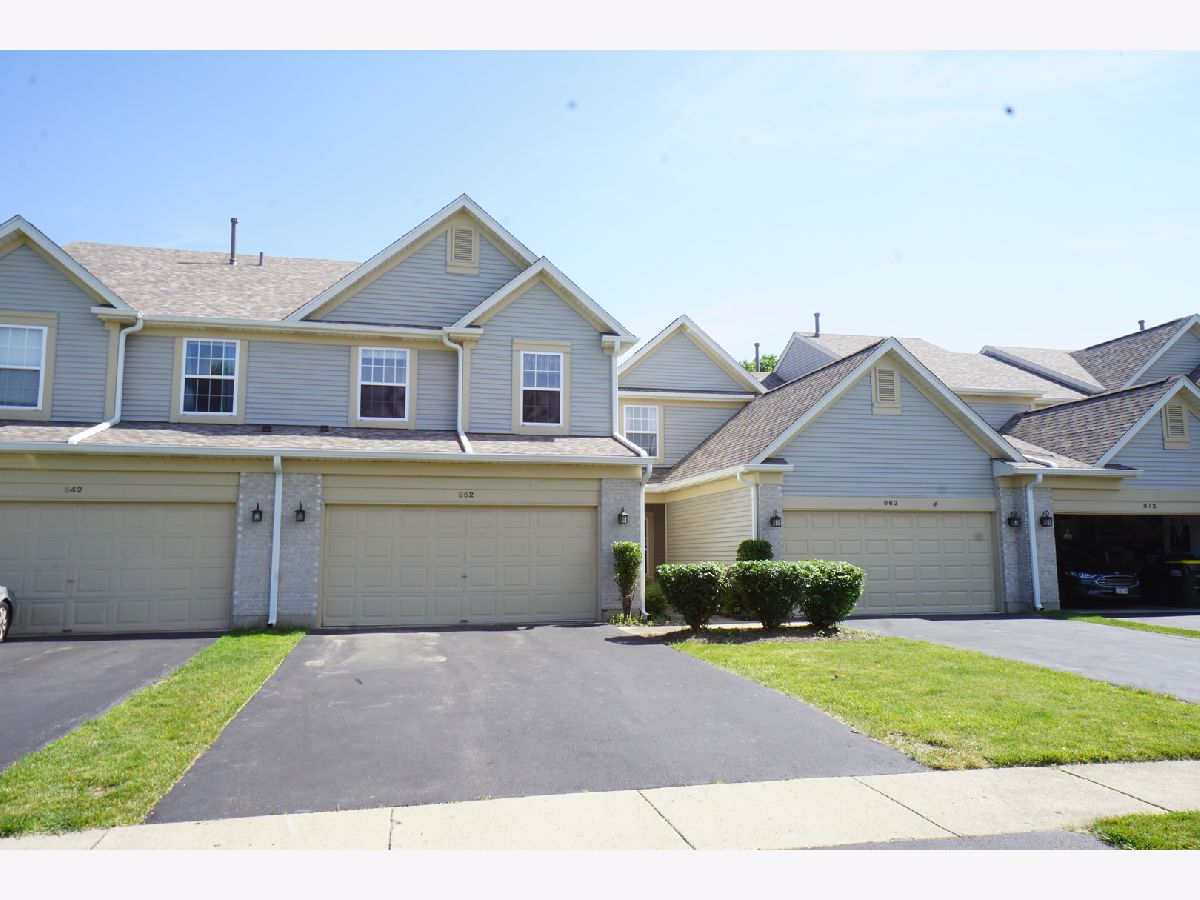 Townhomes & Condos Rented Remington Farms Lake In The Hills Illinois, 852 Creekview