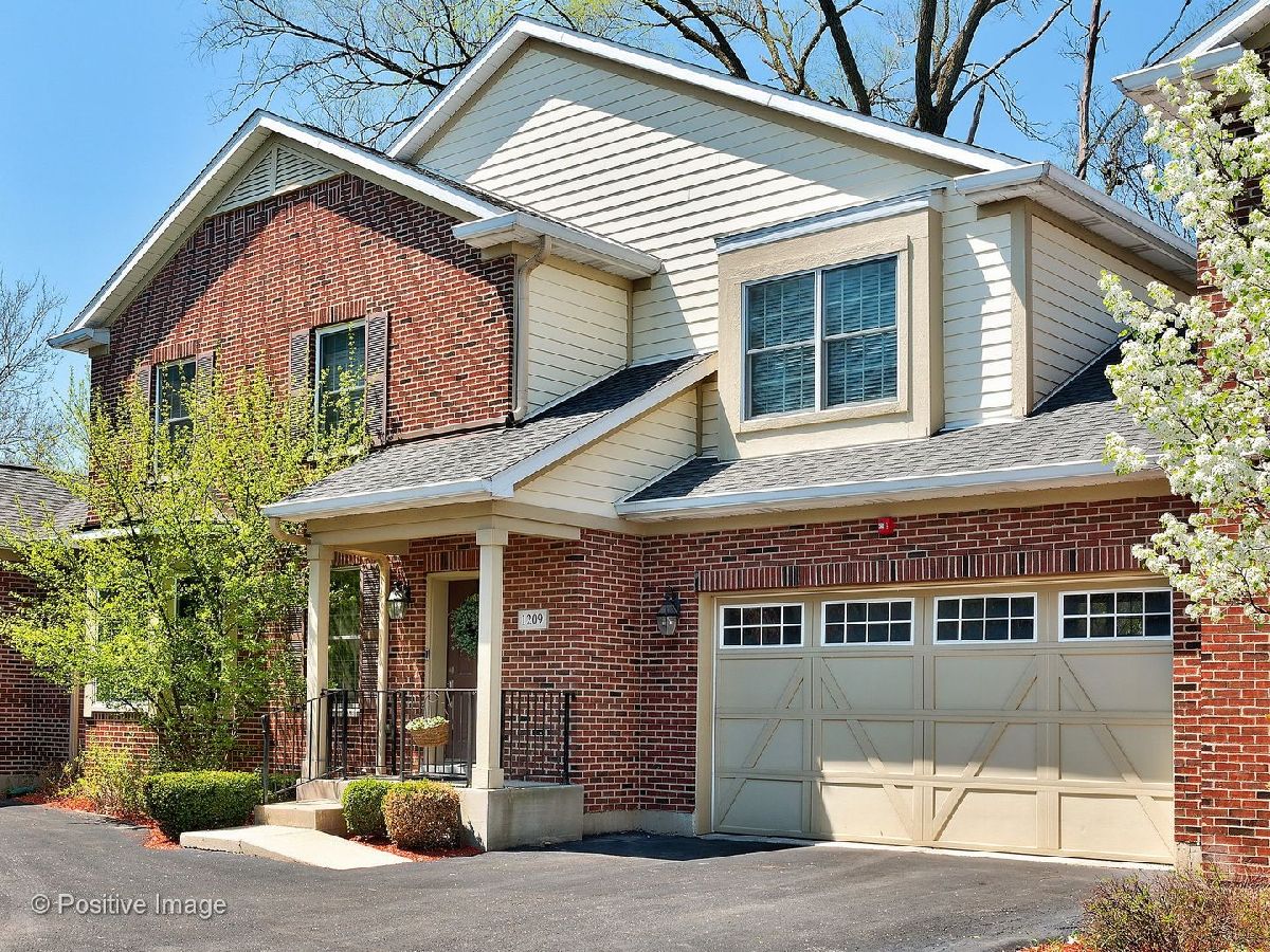 Townhomes Sold Charleston Court Westmont Illinois, 1209 Charleston