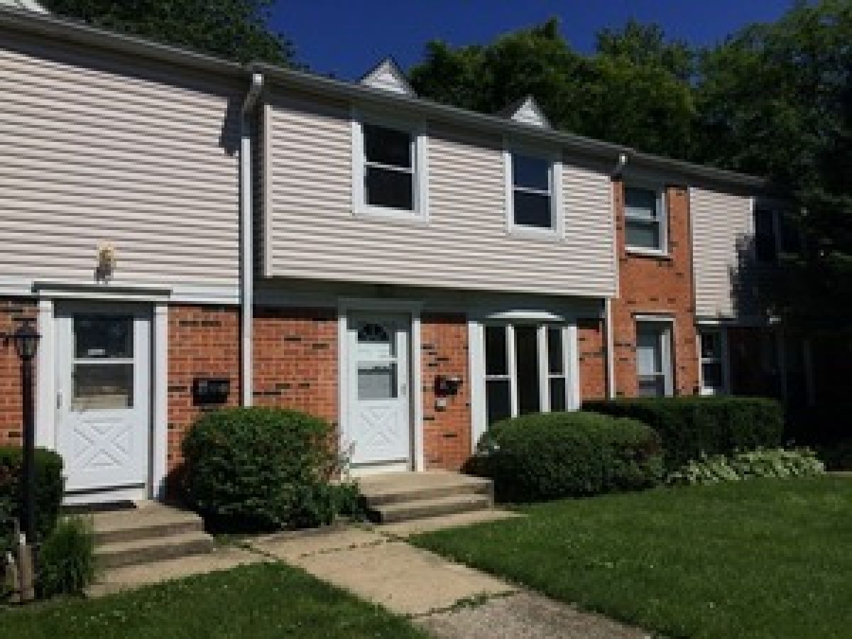 Townhomes & Condos Rented The Oaks Streamwood Illinois, 2102 Falmouth