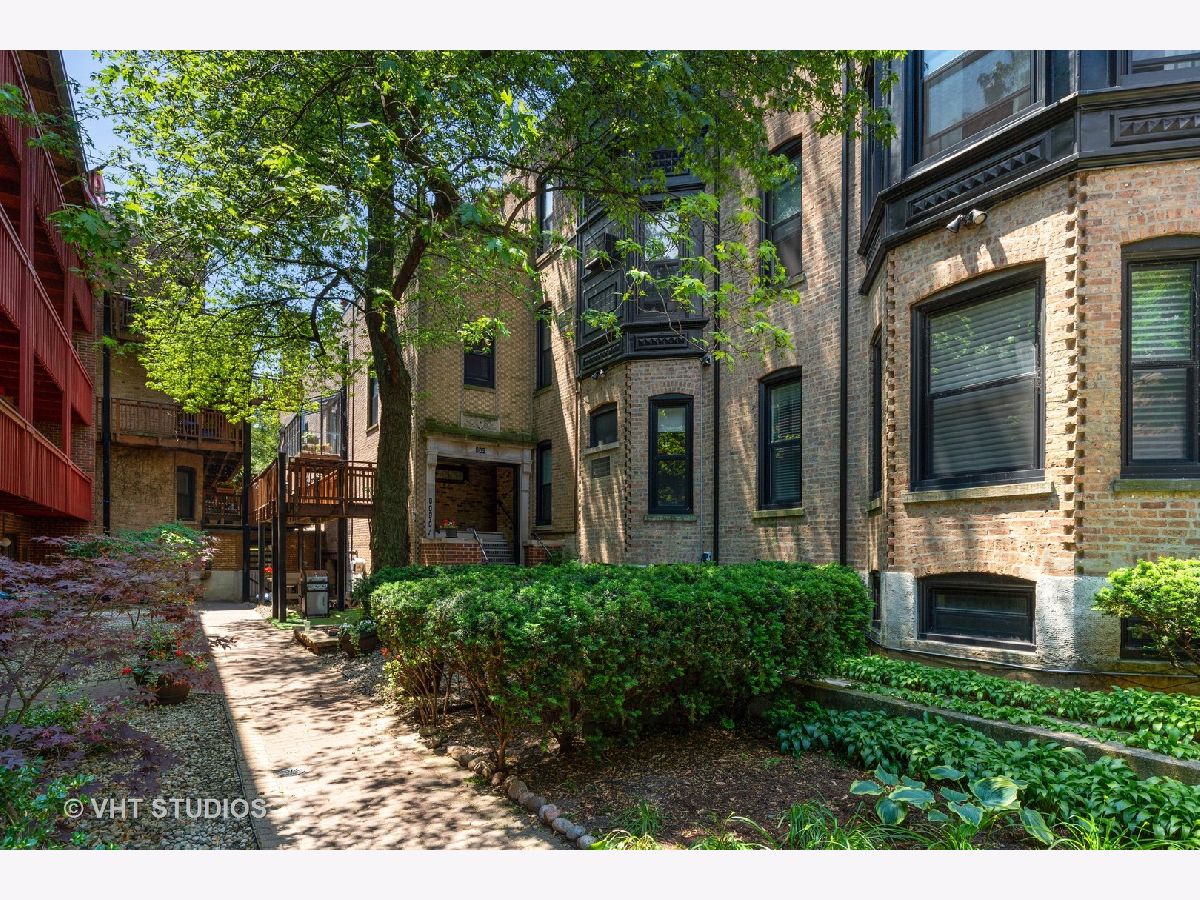Condominiums Sold Gaslight Village Chicago Illinois, 809 Oakdale