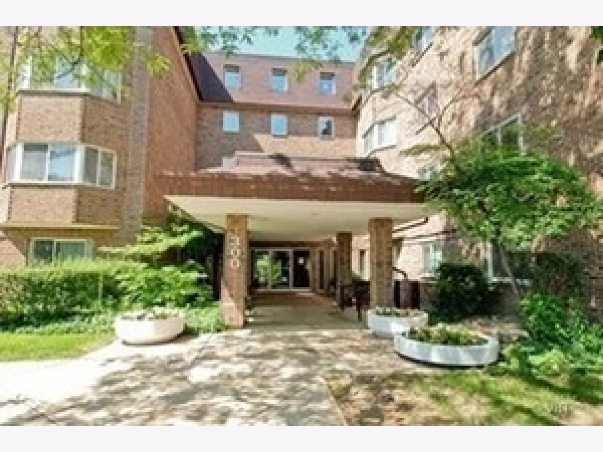 Condominiums Sold Town Square Schaumburg Illinois, 300 Roselle