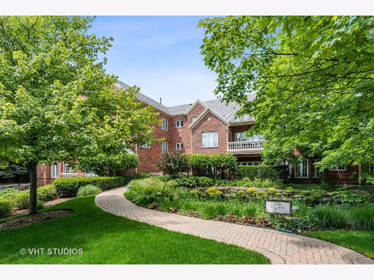 Homes & Condominiums Sold Regent Wood Northfield Illinois, 323 Regent Wood