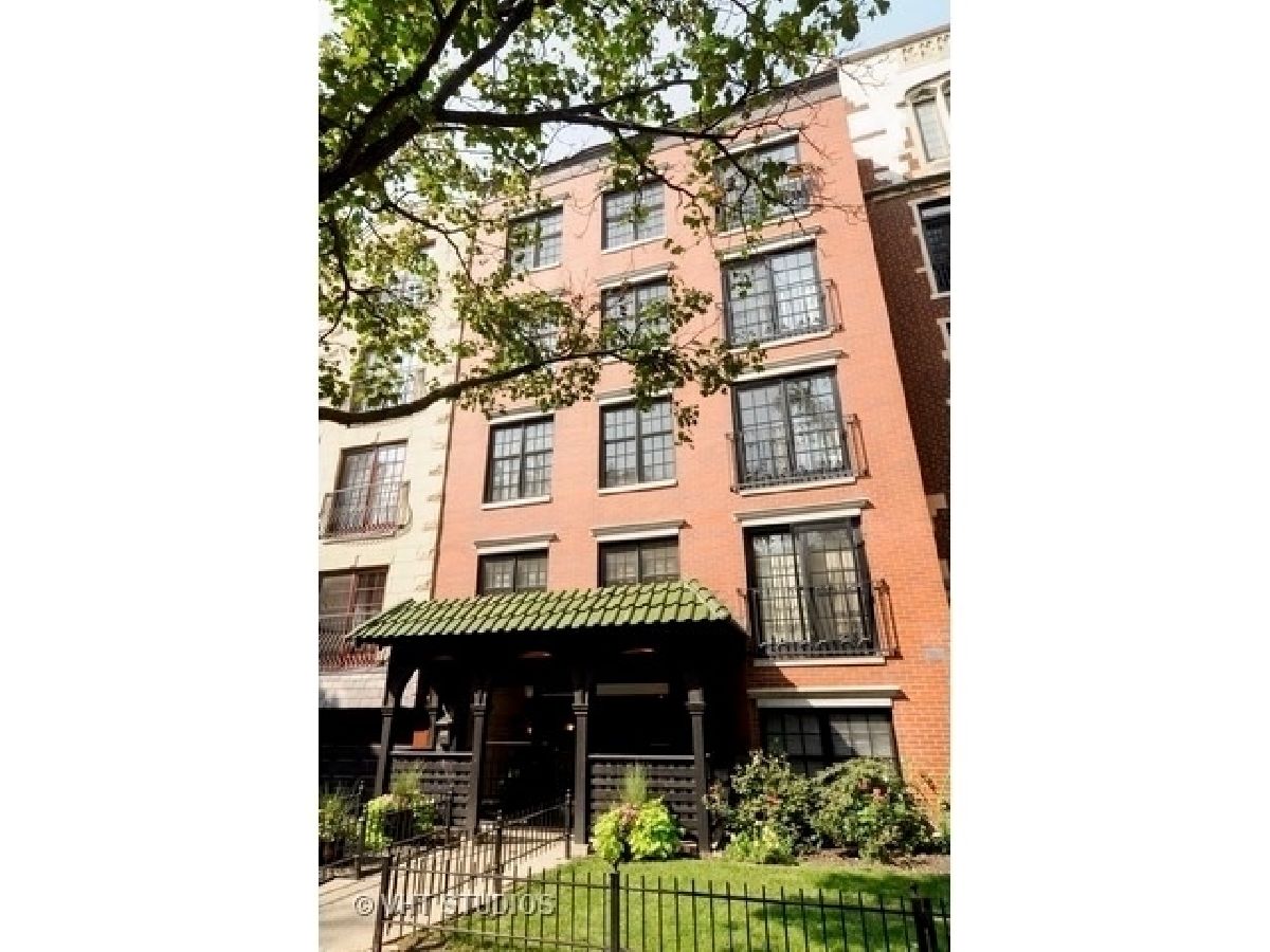 Condominiums Sold Barry By The Lake Chicago Illinois, 512 Barry