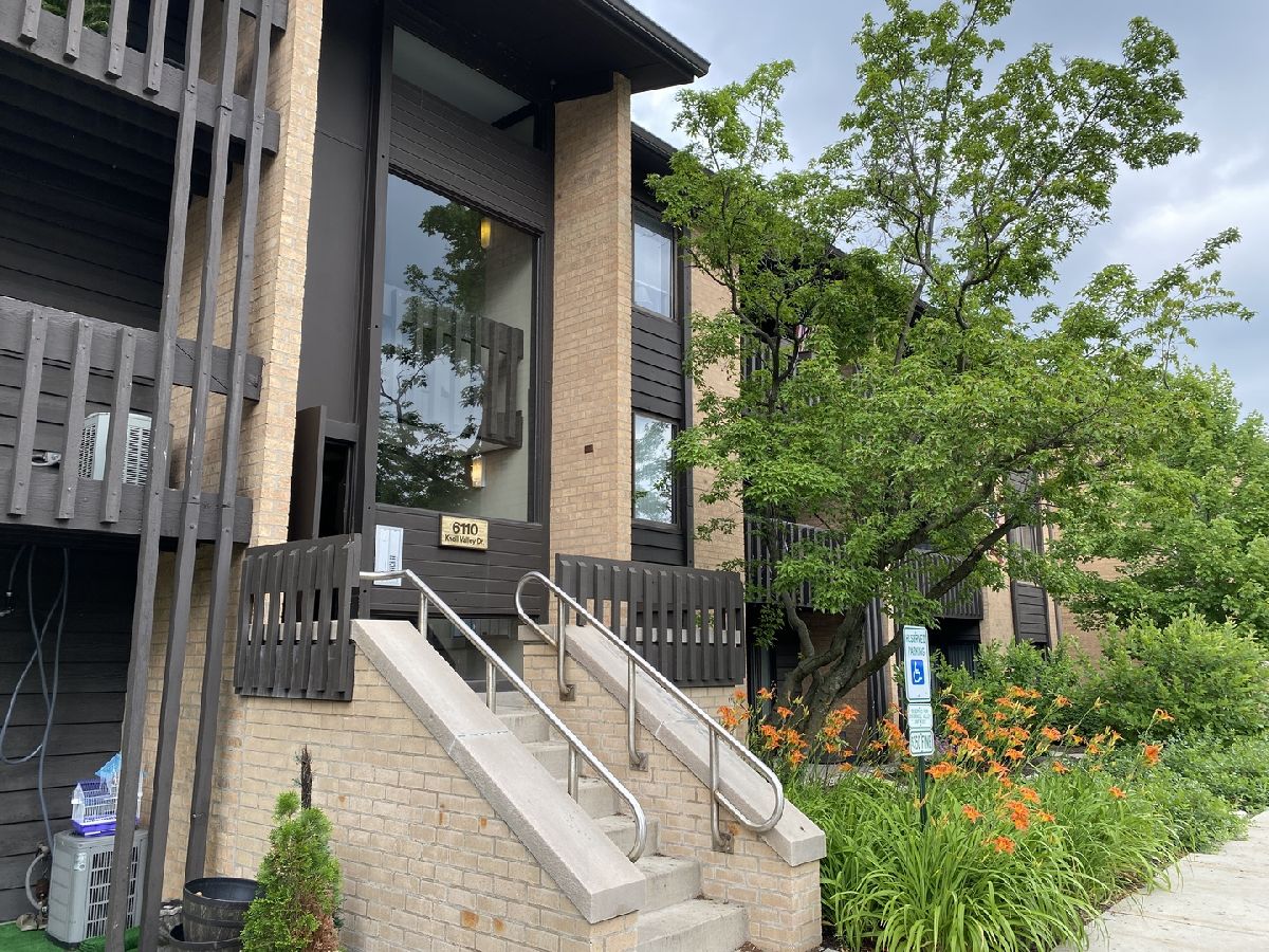Condominiums Sold Knolls Willowbrook Illinois, 6110 Knoll Valley