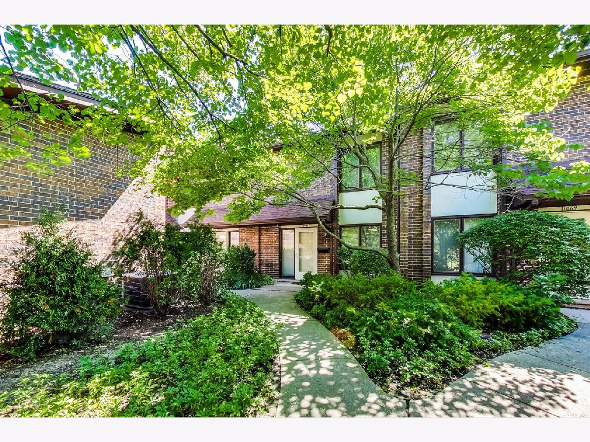 Townhomes & Condos Sold Manors Highland Park Illinois, 1075 Deerfield