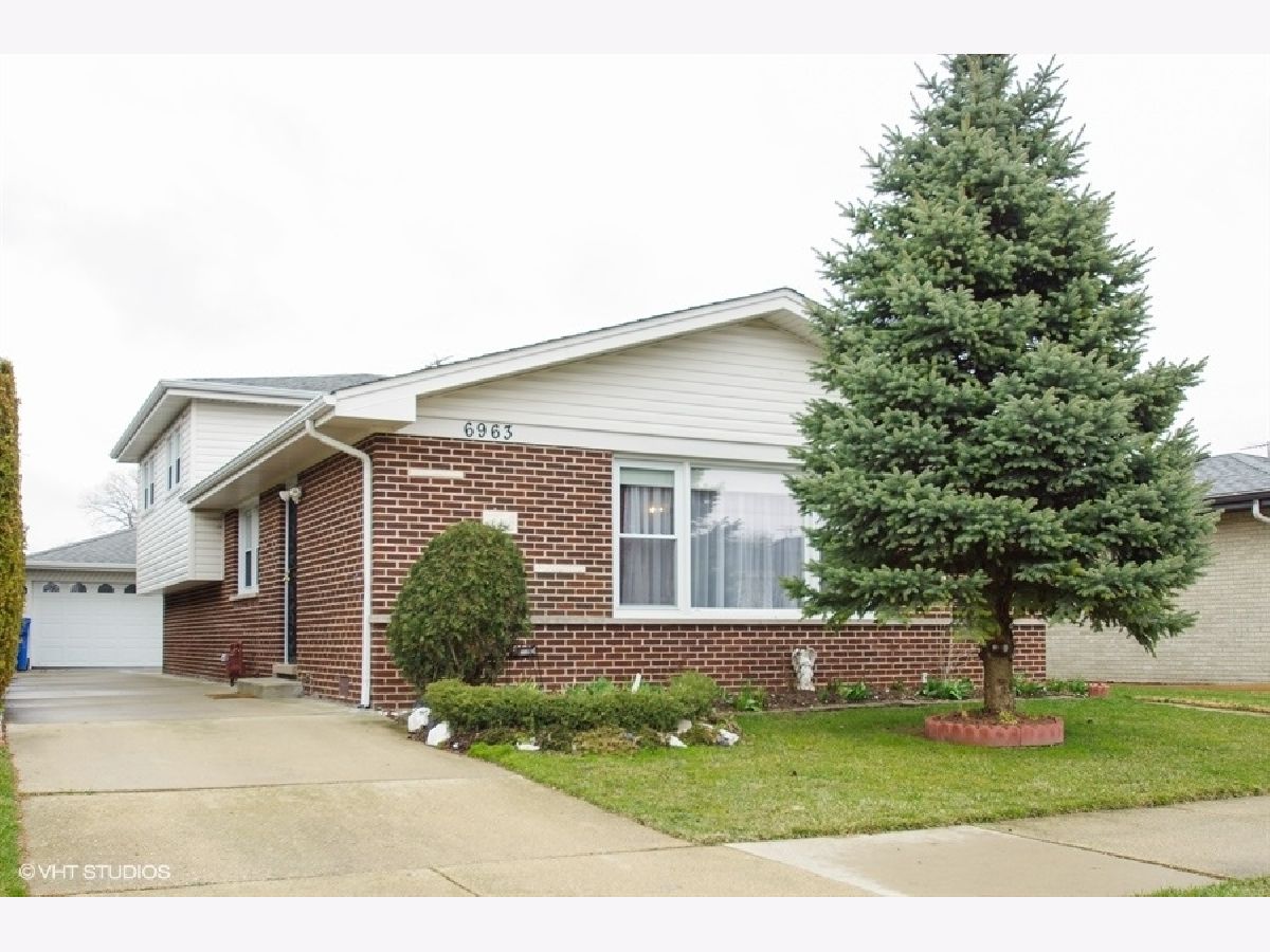 Homes & Condominiums Rented Edgebrook Chicago Illinois, 6963 Dowagiac