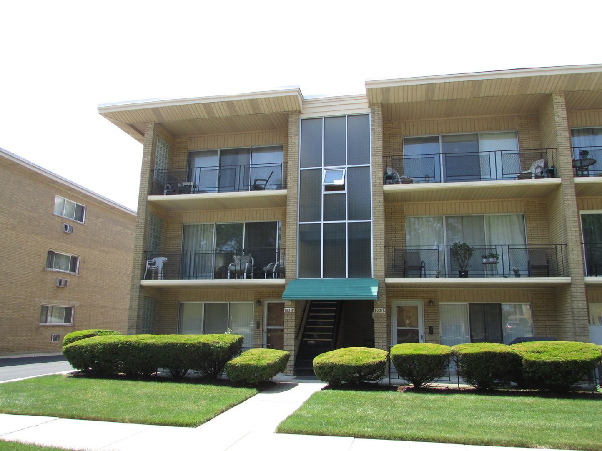 Homes & Condominiums Sold Longwood Acres Oak Lawn Illinois, 10318 Komensky