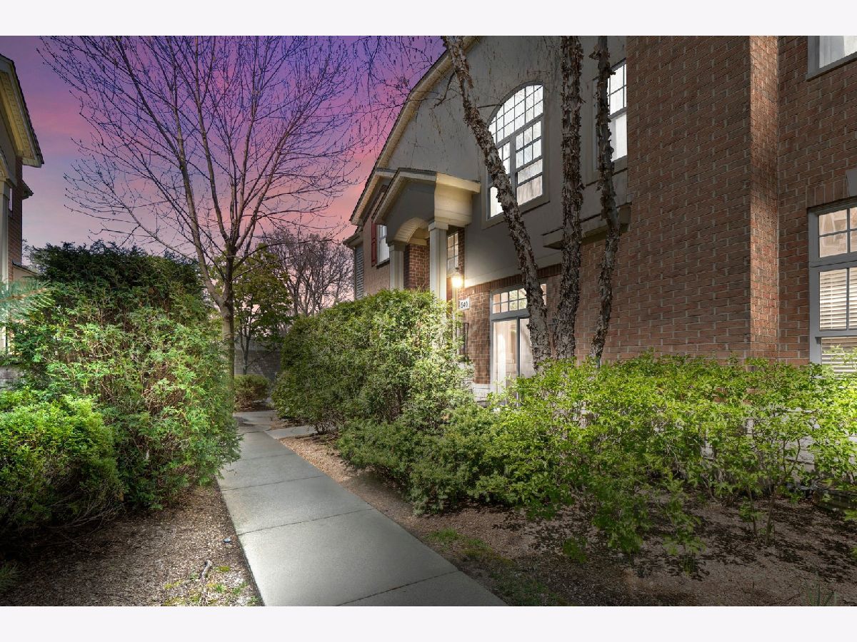 Condos & Townhomes Rented South Commons Deerfield Illinois, 540 Commons