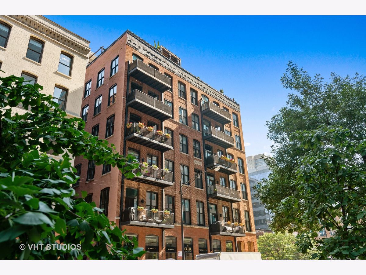 Condos & Townhomes Rented Lofts On West Hubbard Chicago Illinois, 154 Hubbard