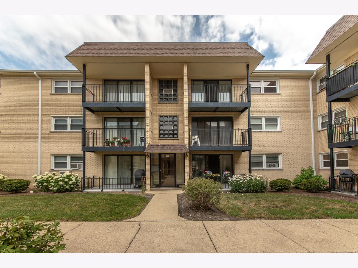 Condominiums & Homes Sold Oakwood Court Chicago Illinois, 6553 Harlem