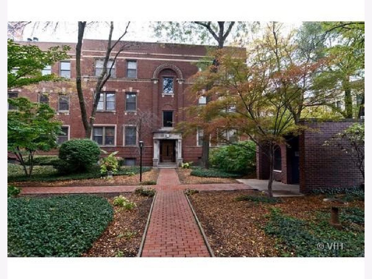Condominiums Rented Barry Quad Chicago Illinois, 835 Barry