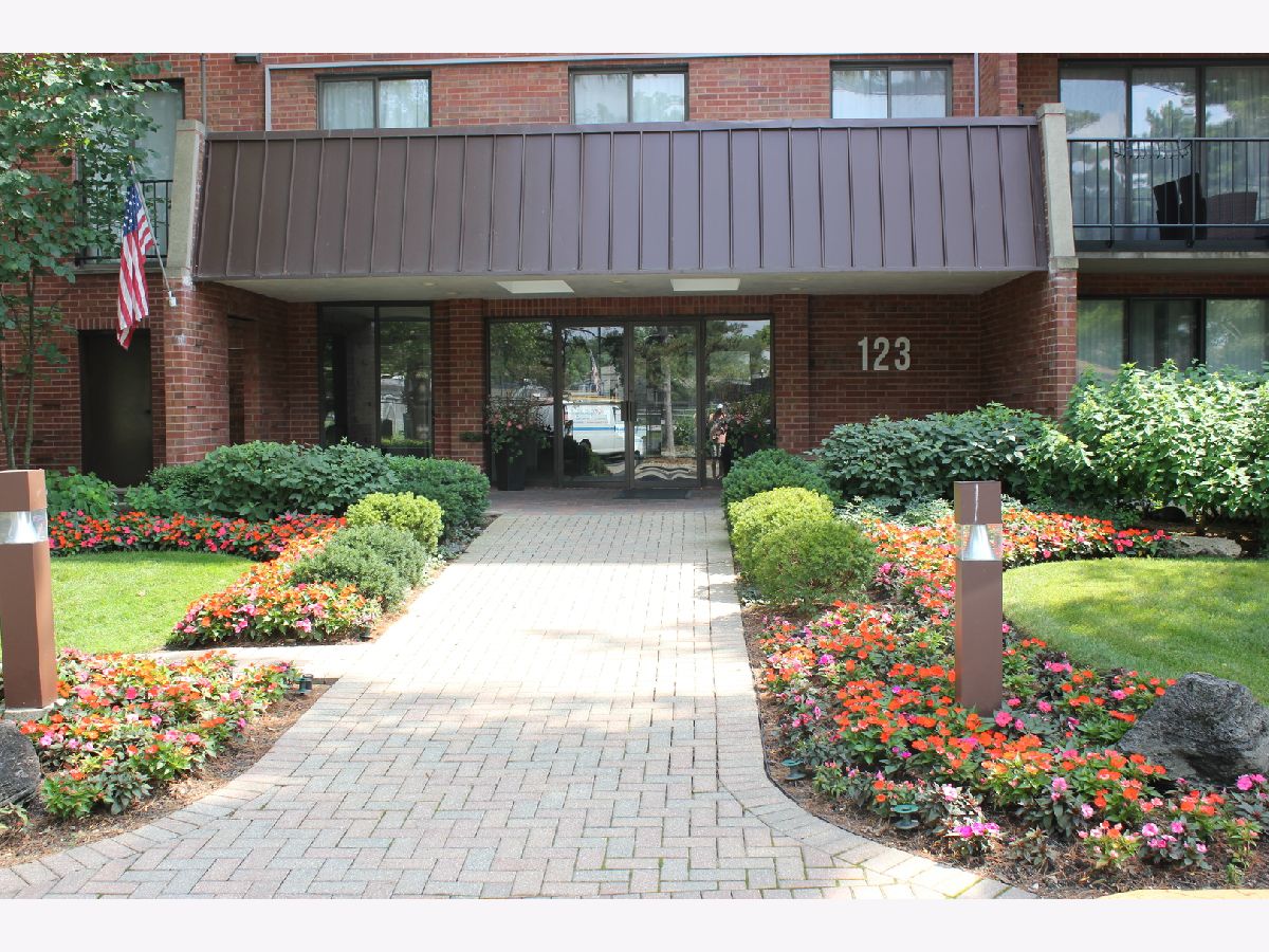 Condominiums Rented Wilshire Green Indian Head Park Illinois, 123 Acacia