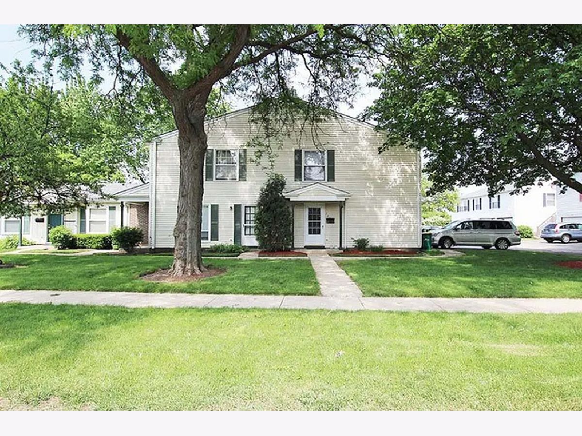 Townhomes & Condos & Homes Rented Elk Grove Estates Elk Grove Village Illinois, 725 Wellington